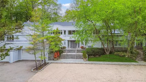 80 Valentines Ln, Glen Head, NY 11545