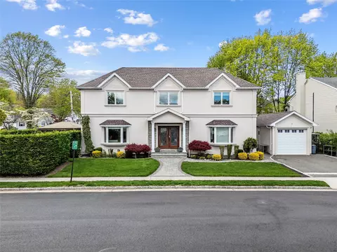 37 Maple St, North Hempstead, NY 11577