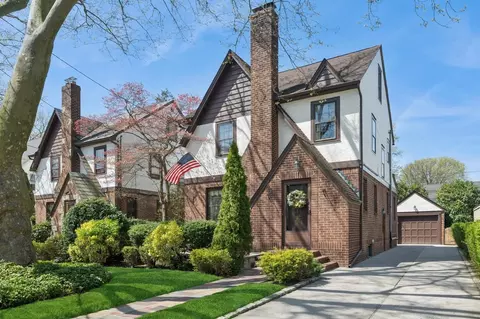 86 Roosevelt St, Garden City, NY 11530