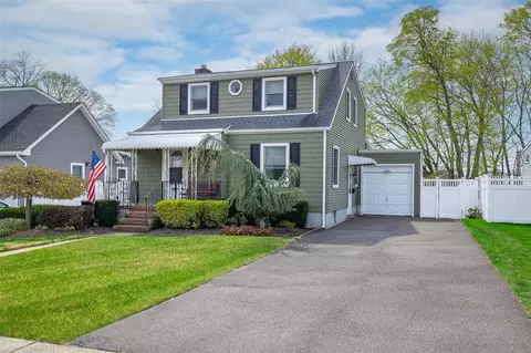 44 Jefferson Rd, Farmingdale, NY 11735
