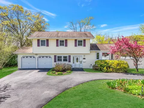 67 Landscape Dr, Wheatley Heights, NY 11798