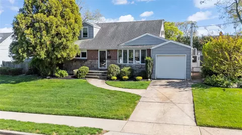 30 Lawrence St, Farmingdale, NY 11735