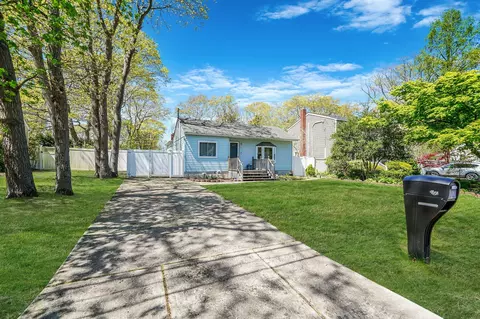 72 Wendy Dr, Farmingville, NY 11738