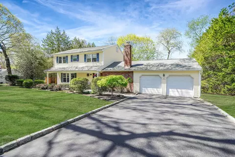 10 Jomar Rd, Shoreham, NY 11786