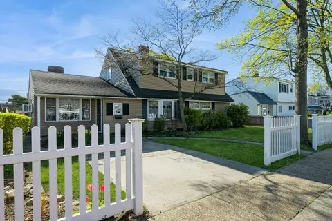 15 Long Ln, Levittown, NY 11756
