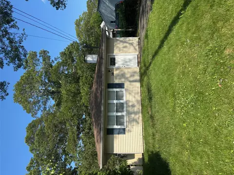 39 Stuyvesant Ave, Mastic, NY 11950