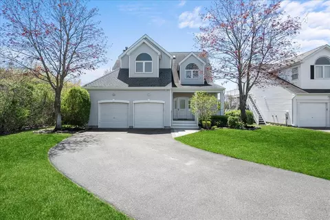 11 Wateredge Ct, Oakdale, NY 11769