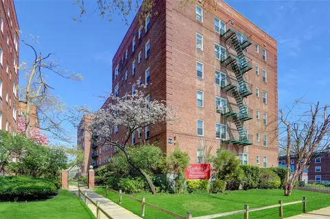 32 Cathedral Ave #2E, Hempstead, NY 11550