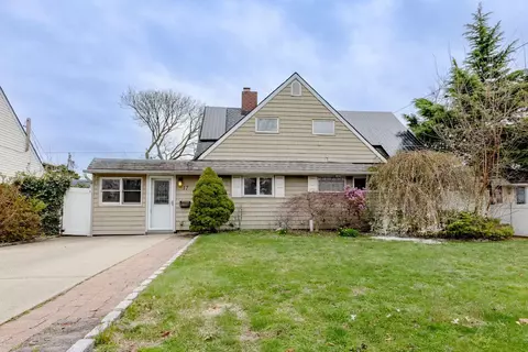 17 Arcadia Ln, Hicksville, NY 11801