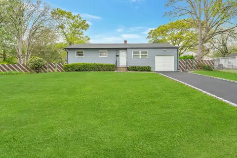 7 Glenn Ct, Brentwood, NY 11717