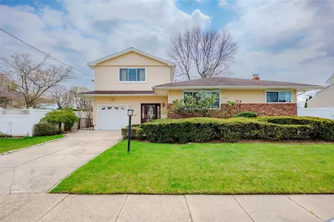 12 8th Ave, Farmingdale, NY 11735