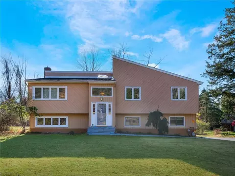 1 Thornbrook Ln N, Ramapo, NY 10901