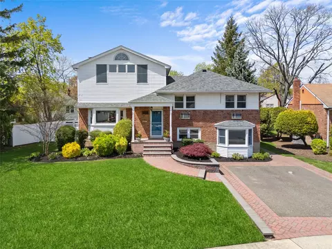 2555 Iris Ln, North Bellmore, NY 11710