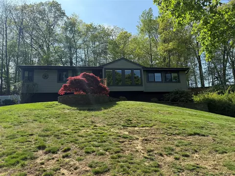 5 Ash Ct, Clarkstown, NY 10956