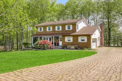 11 Overhill Ln, Clarkstown, NY 10956