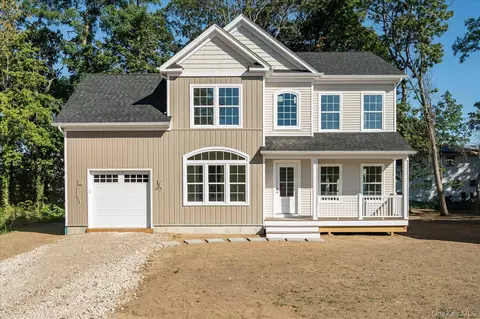 4 Gail-grace Ct, Babylon, NY 11726