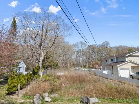 150 Grand Ave, Brookhaven, NY 11967