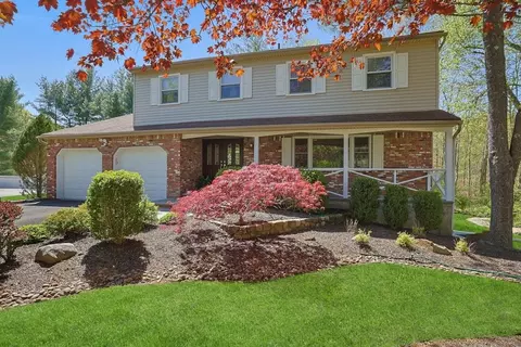 8 Tioga Ct, Clarkstown, NY 10956