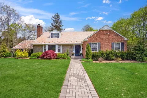 26 Woodgreen Ln, North Hempstead, NY 11577