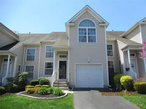 165 Kettles Ln, Medford, NY 11763