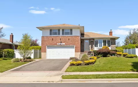 21 Felice Ln, Plainview, NY 11803