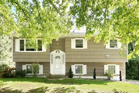 4 Apollo Ct, Clarkstown, NY 10954