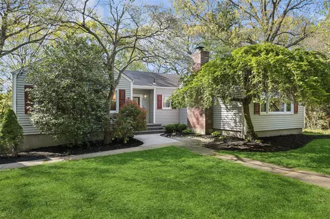 22 Washington Dr, Centerport, NY 11721