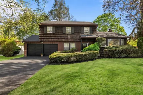 2 Yorktown Rd, Dix Hills, NY 11746