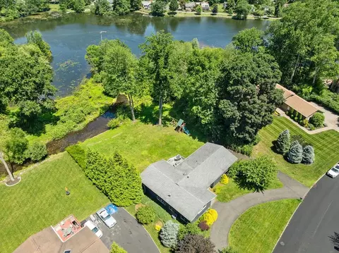 26 Woodhaven Dr, Clarkstown, NY 10956