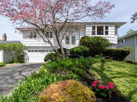 22 Heathcote Dr, North Hempstead, NY 11507