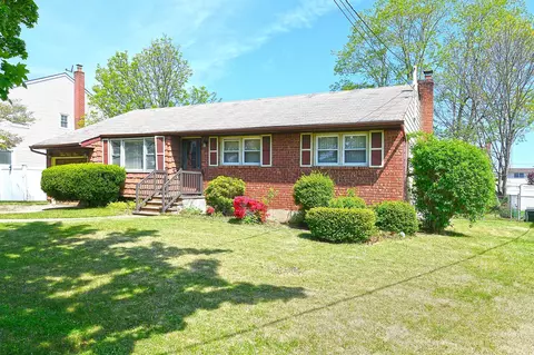 355 N Iowa Ave, Massapequa, NY 11758