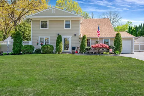 4 Cottonwood Ave, Port Jefferson Station, NY 11776