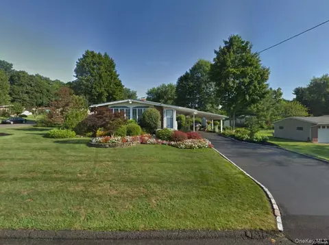 27 Carrie Ln, Clarkstown, NY 10954