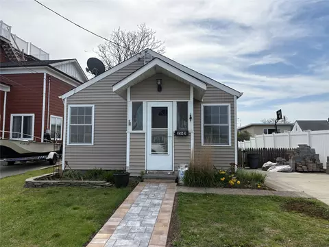 260 East Dr, Copiague, NY 11726