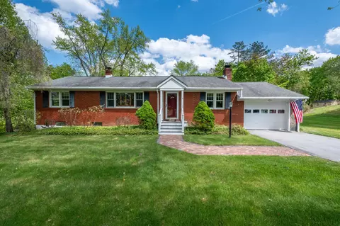 11 Mcintosh Dr, Arlington, NY 12603