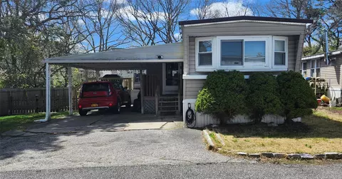 74 Ticonderoga Dr, Bohemia, NY 11716