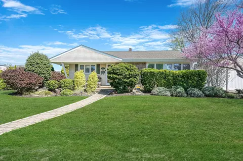 1 Elizabeth Dr, Bethpage, NY 11714