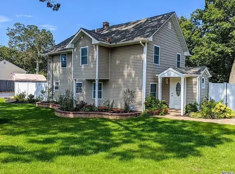 50 Webster Ave, Lake Ronkonkoma, NY 11779