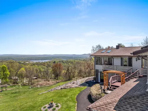 11 Wyms Heights Dr, Marlboro, NY 12542