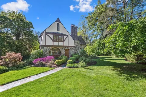 89 Taymil Rd, New Rochelle, NY 10804
