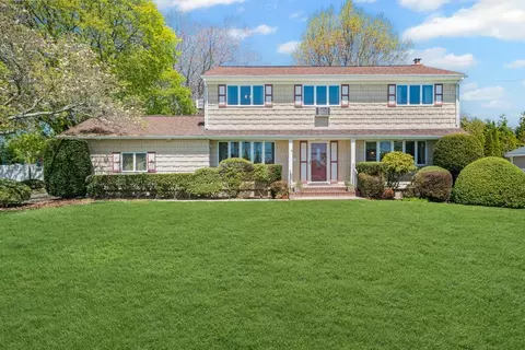 1 Bardolier Ln, Bay Shore, NY 11706