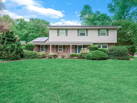 9 Cresthill Pl, Smithtown, NY 11787
