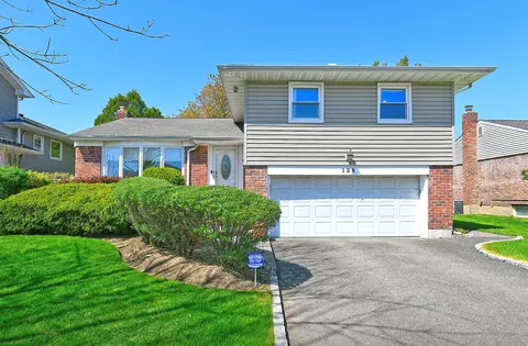128 Manor St, Plainview, NY 11803