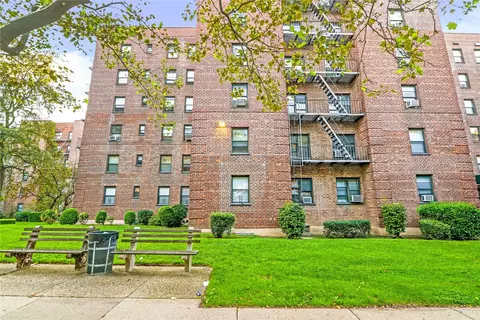 25-18 Union St #3G, Flushing, NY 11354