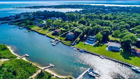 23 Nautilus Dr, Hampton Bays, NY 11946