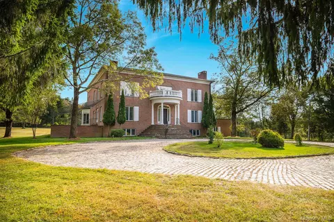 604 N Quaker Hill Rd, Pawling, NY 12564