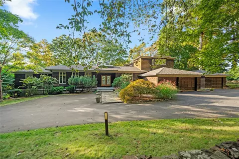 1 Gifford Lake Dr, North Castle, NY 10504