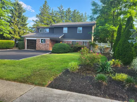 15 Glen Ln, Kings Park, NY 11754