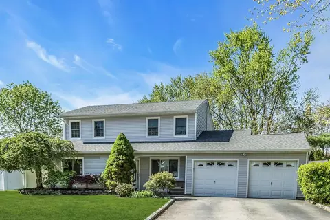 12 Edith Ct, Port Jefferson Station, NY 11776
