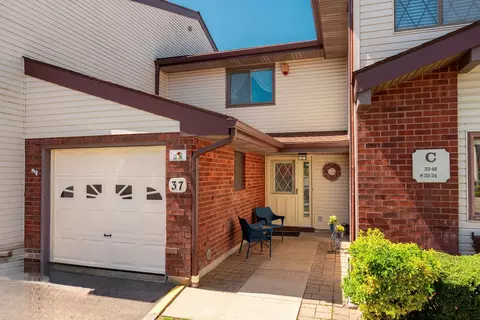37 Cambridge Dr W #37, Copiague, NY 11726